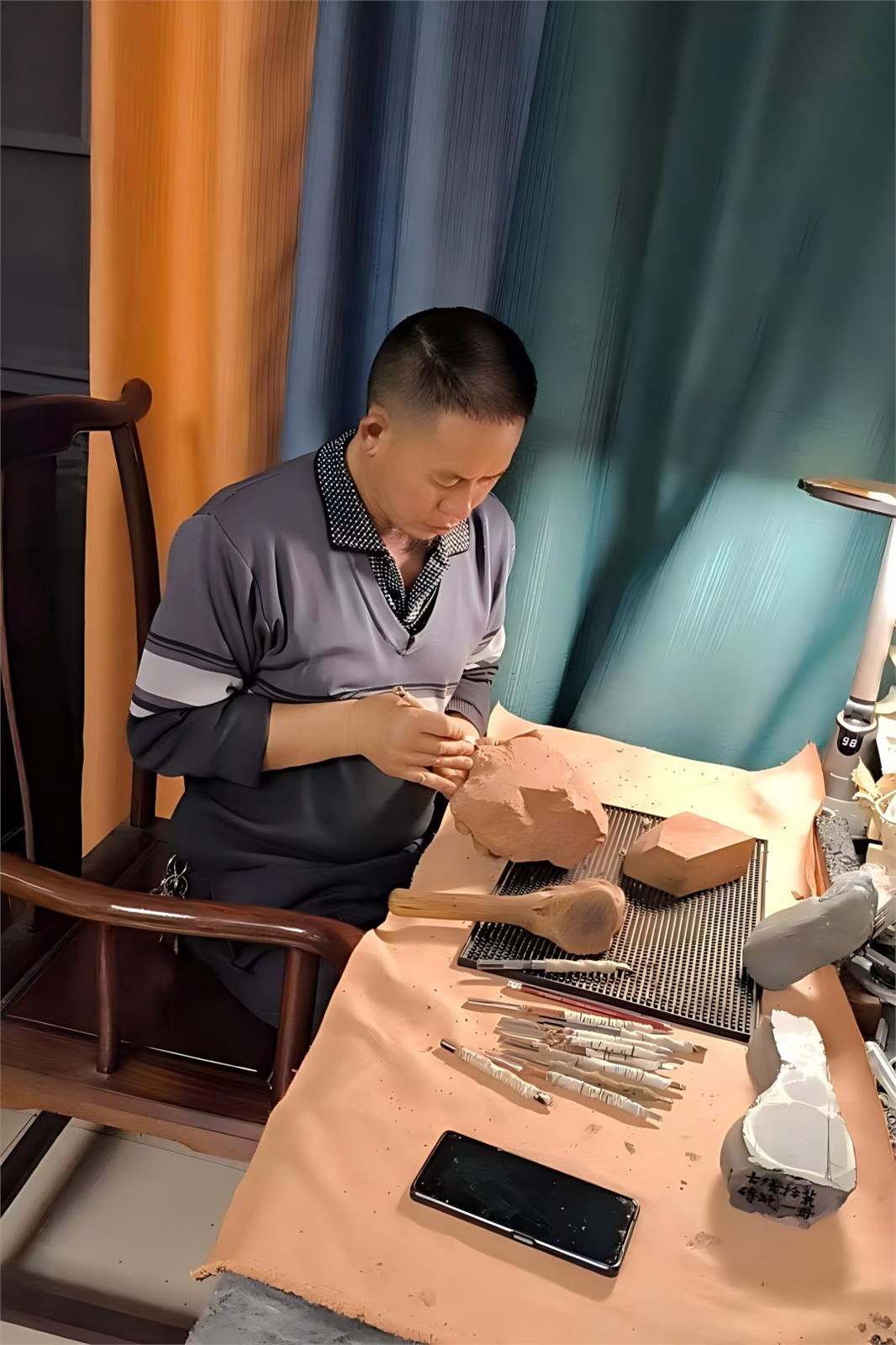 匠人正在进行石刻作品的手工雕刻